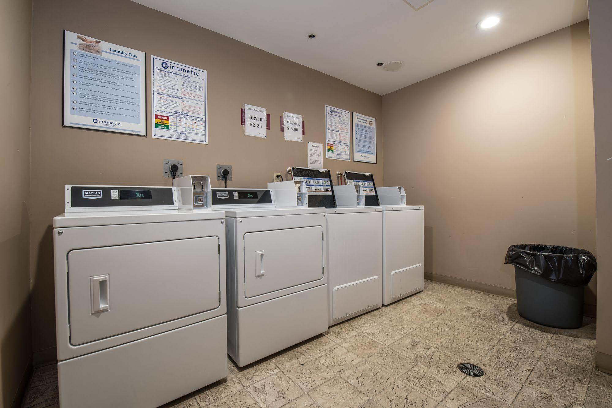 Argyll Plaza Hotel Edmonton Esterno foto